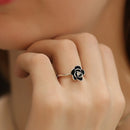 RING MET ZWARTE DAHLIA