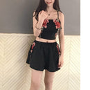 Set met geborduurde crop top en short met bloemen
